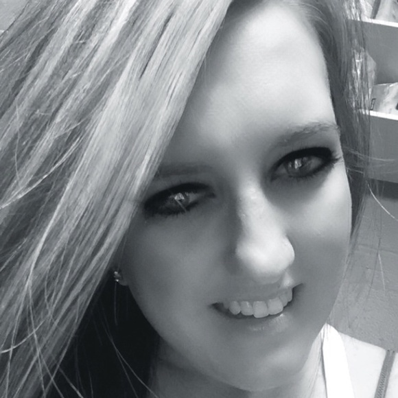 Meet your Posher, Andrea - Picture 2 of 2